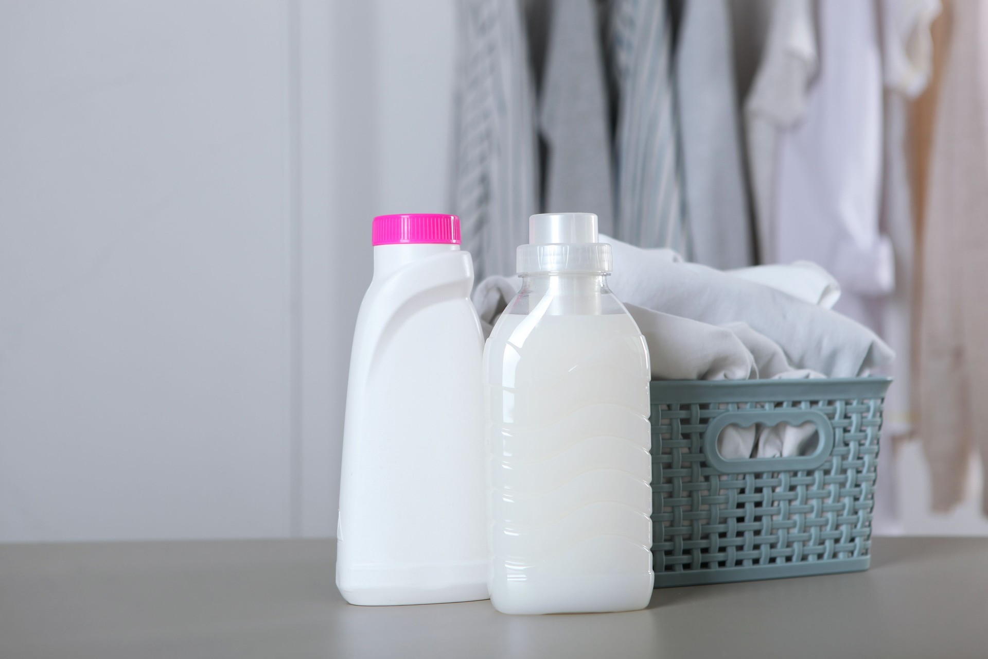 Bouteilles et vêtements de détergent à lessive sur la table. Produits chimiques ménagers