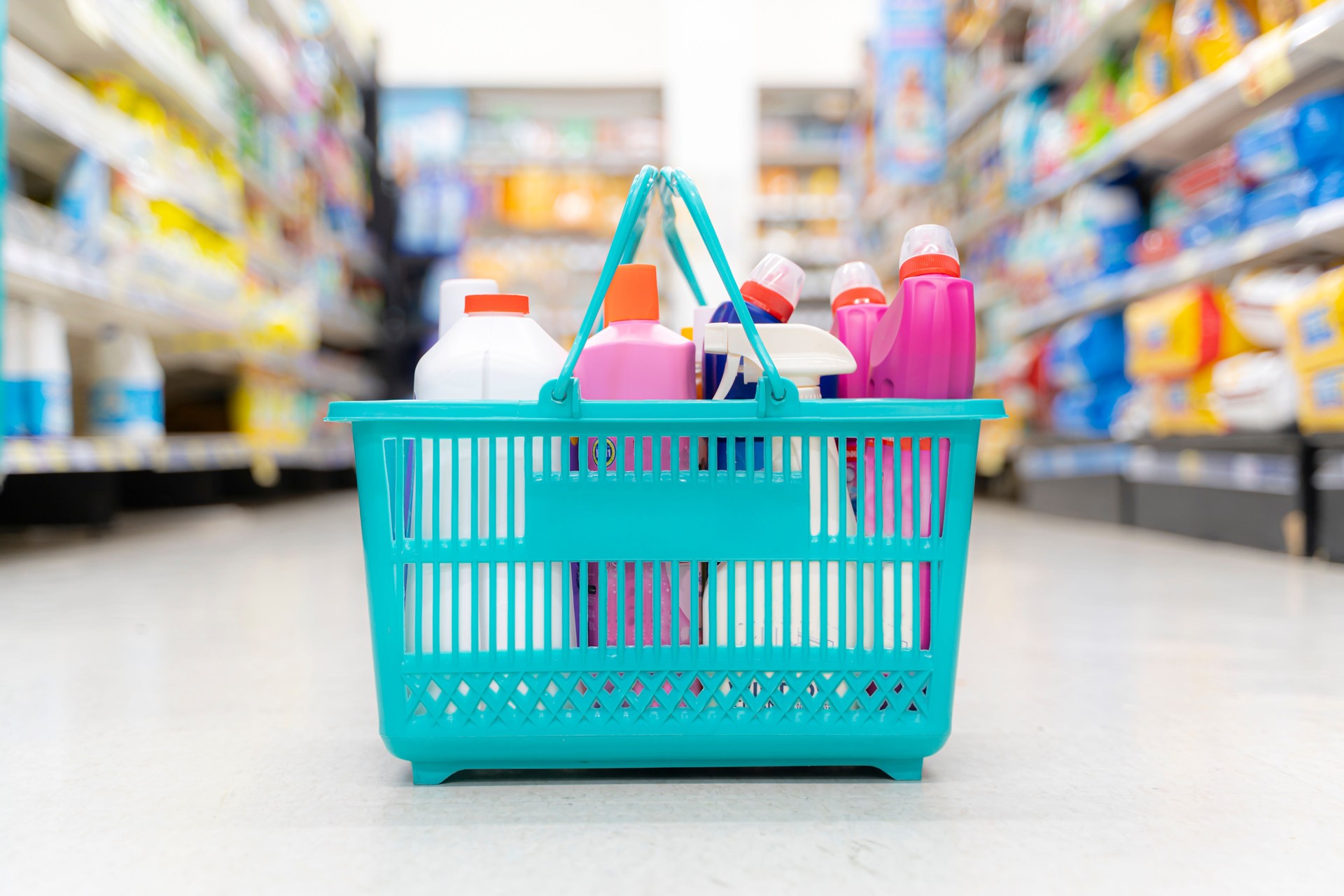 Supermarkets, markets or grocery stores with good quality baskets. cleaning equipment Retail purchases in the shopping cart A group of utensils