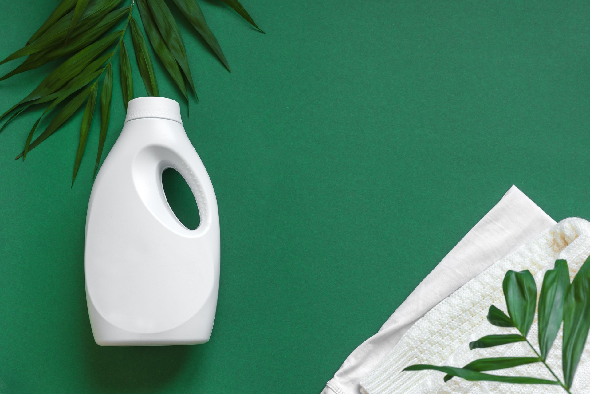 Bouteilles en plastique et feuilles vertes